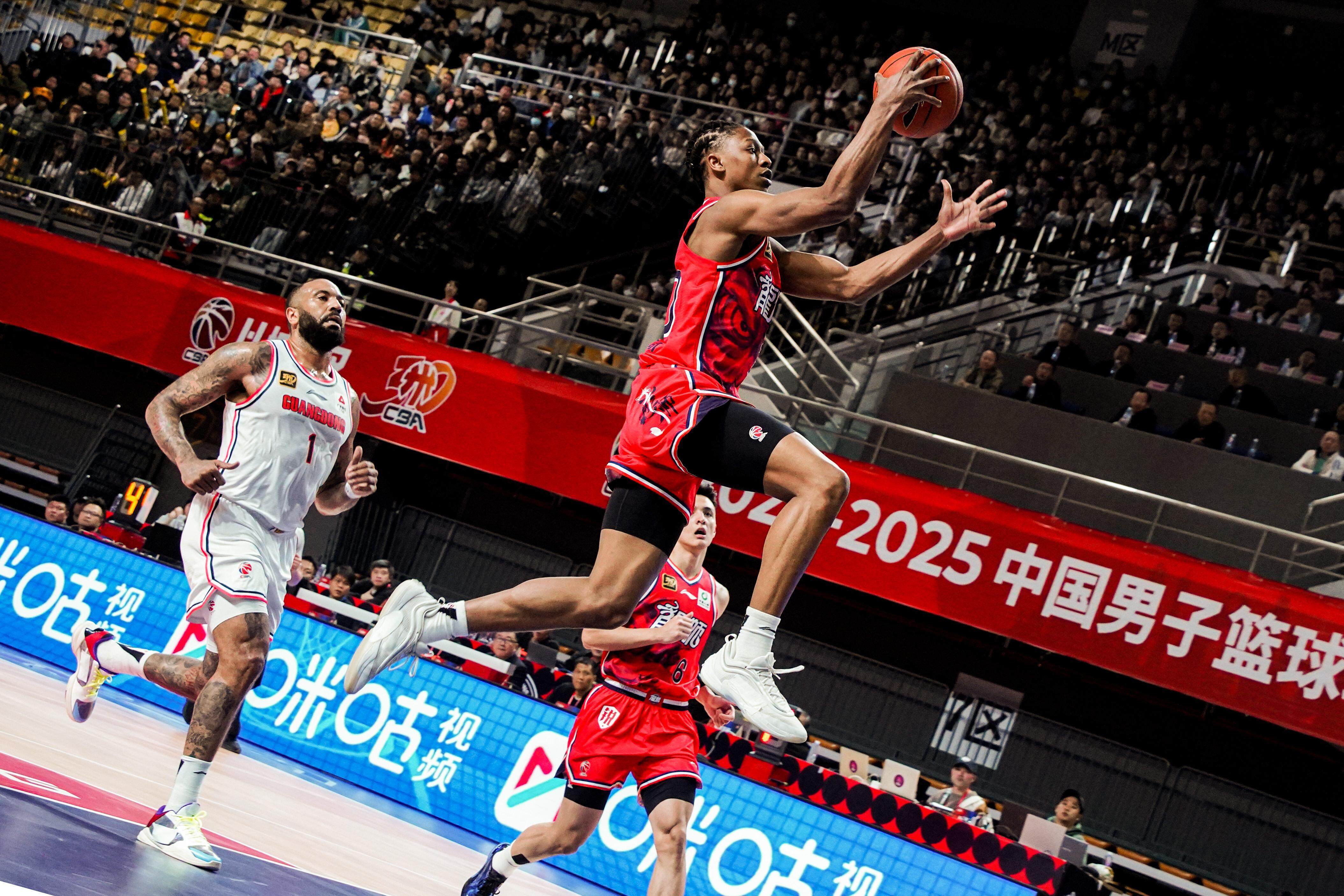 九游体育-广州队训练开放日，今晨造点机会引欢呼，意甲在即，身体对抗强度拉满的简单介绍